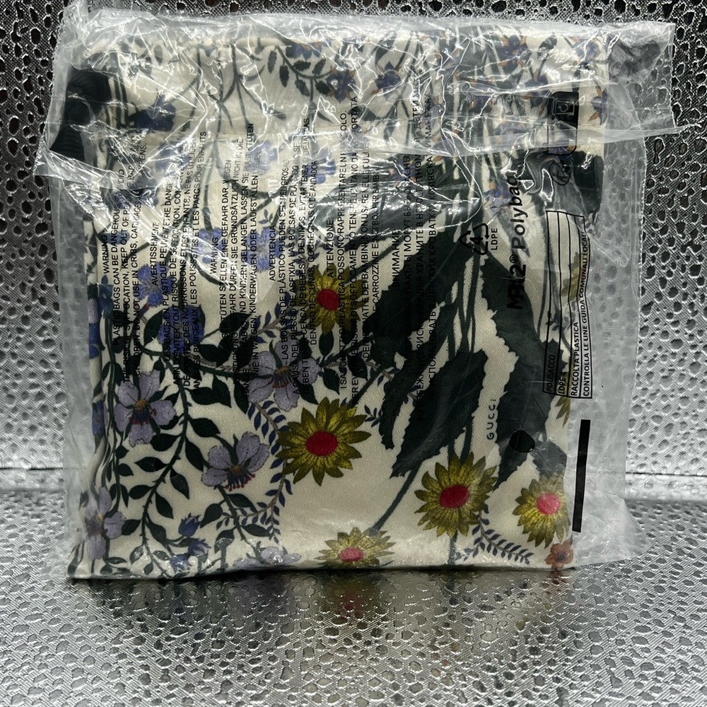 Gucci hair scrunchies set of 3!